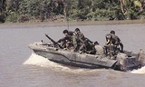 Đội SEAL 1 trên thuyền tấn công xuôi dòng sông Hậu (ảnh chụp tháng 11/1967). Ảnh: J. D. Randall.