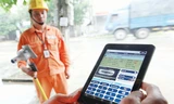 Ghi số công tơ để tính tiền điện bằng phương tiện điện tử. Ảnh: Hồng Vĩnh.
