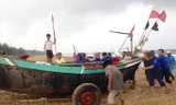 ĐVTN Hà Tĩnh giúp dân di chuyển thuyền tránh bão. Ảnh: Bình Minh.