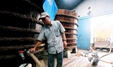 Một cơ sở sản xuất nước mắm truyền thống ở Phú Quốc. Ảnh: Dân Trí