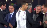 Ronaldo quên cả bắt tay Chủ tịch UEFA Michel Platini. Ảnh: insidespanishfootball.com.