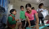 Nụ cười của các em khi trường mới được trang bị những đồ dùng học tập, sinh hoạt mới.
