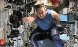 Phi hành gia cưỡi máy hút bụi bay trên vũ trụ