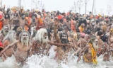 Đổ xô đi tắm khỏa thân bất chấp trời rét 'cắt da cắt thịt'