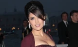 Salma Hayek lộ vòng 1 nảy nở vì váy siêu bó