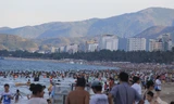 Du khách chen chân tắm biển Nha Trang