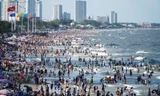 Biển Vũng Tàu đông nghịt người