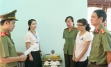 Cơ quan điều tra đọc lệnh khởi tố bị can Nguyễn Thị Hồng Nga. Ảnh: Cơ quan công an cung cấp