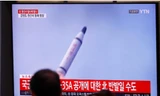 ​ Hình ảnh vụ thử tên lửa Triều Tiên trên truyền hình Hàn Quốc. Ảnh: Reuters