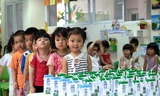 Các em học sinh tiểu học hào hứng trong giờ uống sữa học đường. Ảnh: Anh Tuấn 