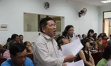 Cử tri Lê Ðức Thuận kiến nghị. Ảnh: Tr.Ðịnh 