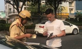 CSGT làm việc với tài xế không thắt dây an toàn 