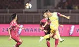 Thất bại trước Khánh Hòa (áo vàng) khiến TPHCM (đỏ) mất ngôi đầu về tay Hà Nội. Ảnh: VSI