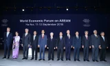 Tổng Bí thư Nguyễn Phú Trọng, Thủ tướng Nguyễn Xuân Phúc, Chủ tịch sáng lập WEF Klaus Schwab và các trưởng đoàn tham dự hội nghị chụp ảnh chung. Ảnh: TTXVN 