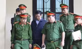Cựu trung tướng Phan Văn Vĩnh tại phiên tòa sáng 12/11. Ảnh: Như Ý