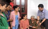 Ông Trương Quốc Lâm, Trưởng phòng LÐ- TB & XH huyện Ðông Hải trao quà hỗ trợ cho chị Hon