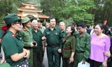 Ông Vũ Trọng Kim, Chủ tịch T.Ư Hội cựu TNXP Việt Nam cùng đồng đội tri ân các Anh hùng Liệt sĩ, Gia đình có công nhân kỷ niệm 50 năm Ðường mòn Hồ Chí Minh. Ảnh: TNXP