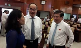 Bí thư Thành ủy TPHCM Nguyễn Thiện Nhân, Chủ tịch UBND TPHCM Nguyễn Thành Phong và Chủ tịch HÐND TPHCM Nguyễn Thị Lệ trao đổi trước khi biểu quyết thông qua chính sách cho người dân Thủ Thiêm 