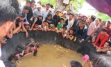 Chọi gà là địa điểm đông khách nhất trong mọi phiên chợ và hội làng. Ảnh: Lan Hương