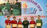 Trung tướng Nguyễn Công Ðịnh, Giám đốc Học viện KTQS trao giải Nhất cho đội MTA-EAGLE; đội CÐT-C250 tại cuộc thi (ảnh nhỏ). Ảnh: CTV