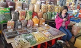 Bánh kẹo, mứt, hoa quả sấy Trung Quốc tràn ngập chợ đầu mối 