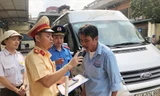 Kiểm tra chất gây nghiện và đo nồng độ cồn với lái xe khách tại bến xe Gia Lâm chiều 13/5. Ảnh: T.Đảng