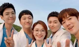 "Hospital Playlist 2" tung hậu trường lầy lội, bác sĩ Ik Jun để bị vẩy cả nước mì lên mặt