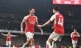 Sân Emirates sặc mùi thuốc pháo, Arsenal bám sát ngôi đầu