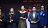 Madam Pang và HLV Kiatisak nhận vinh dự lớn ở quê nhà Thái Lan 