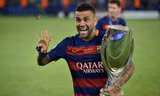 Dani Alves bất ngờ trở lại Barcelona thi đấu