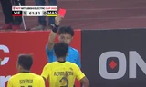 Vì sao cầu thủ Malaysia nhận thẻ đỏ, bị thổi penalty dù phạm lỗi ngoài sân? 