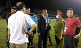 Trọng tài trận Thanh Hóa - Nam Định 'bẻ còi', cơ động hộ tống rời sân 