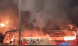 Chiếc xe khách cháy dữ dội. Ảnh: CTV