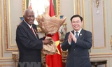 Chủ tịch Quốc hội Vương Đình Huệ tặng hoa chúc mừng Chủ tịch Quốc hội Chính quyền Nhân dân nước Cộng hòa Cuba Esteban Lazo Hernandez. (Ảnh: Doãn Tấn/TTXVN)