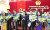 Bí thư Tỉnh ủy Yên Bái Đỗ Đức Duy chúc mừng các đồng chí được bầu giữ chức vụ mới. 