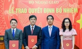 Thứ trưởng Bộ Ngoại giao Tô Anh Dũng trao quyết định và chúc mừng các cán bộ được bổ nhiệm vị trí công tác mới.