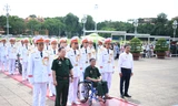 Thương binh, người có công với cách mạng vào Lăng viếng Chủ tịch Hồ Chí Minh