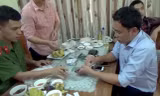 Ông Phong cùng tang vật. Ảnh CAND