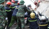 11h ngày 4/8, lực lượng cứu hộ đưa toàn bộ 8 người gặp nạn vụ sập nhà ra khỏi đống đổ nát.