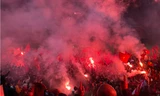 Cổ động viên đốt pháo đỏ rực khu vực Lạch Tray đêm 5/1.