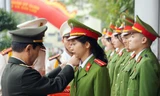Thứ trưởng Nguyễn Văn Sơn gắn quân hàm cho tân sĩ quan Học viện Cảnh sát.