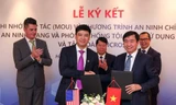 Thiếu tướng Nguyễn Minh Chính ký kết hợp tác với Microsoft.