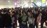Sân bay Nội Bài 'chật cứng' người đón thân nhân dịp Tết