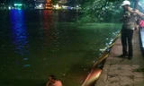 Người đàn ông nghi 'ngáo đá' nhảy xuống hồ Gươm... tìm con