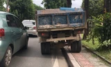 Hãi hùng chứng kiến xe tải làm 'xiếc' trên vỉa hè Hà Nội