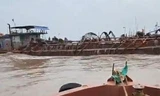 Hình ảnh một tàu khai thác cát ở huyện Kiến Thụy.