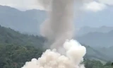 Cột khói xuất hiện sau tiếng nổ lớn tại kho cất giữ vũ khí, vật liệu nổ ở Hà Giang. Ảnh: Cắt từ clip