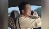 Nam cán bộ CSGT vừa lái xe vừa nghe điện thoại, không thắt dây an toàn ở Hà Nội.