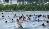Hàng vạn người đổ ra biển Đồ Sơn ‘giải nhiệt’