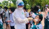 Lực lượng chức năng tỉnh Hải Dương lấy mẫu xét nghiệm cho học sinh, trẻ em.